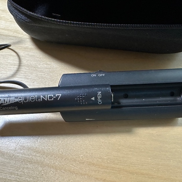 Noise Cancelling Headphones - Picture 3 of 5